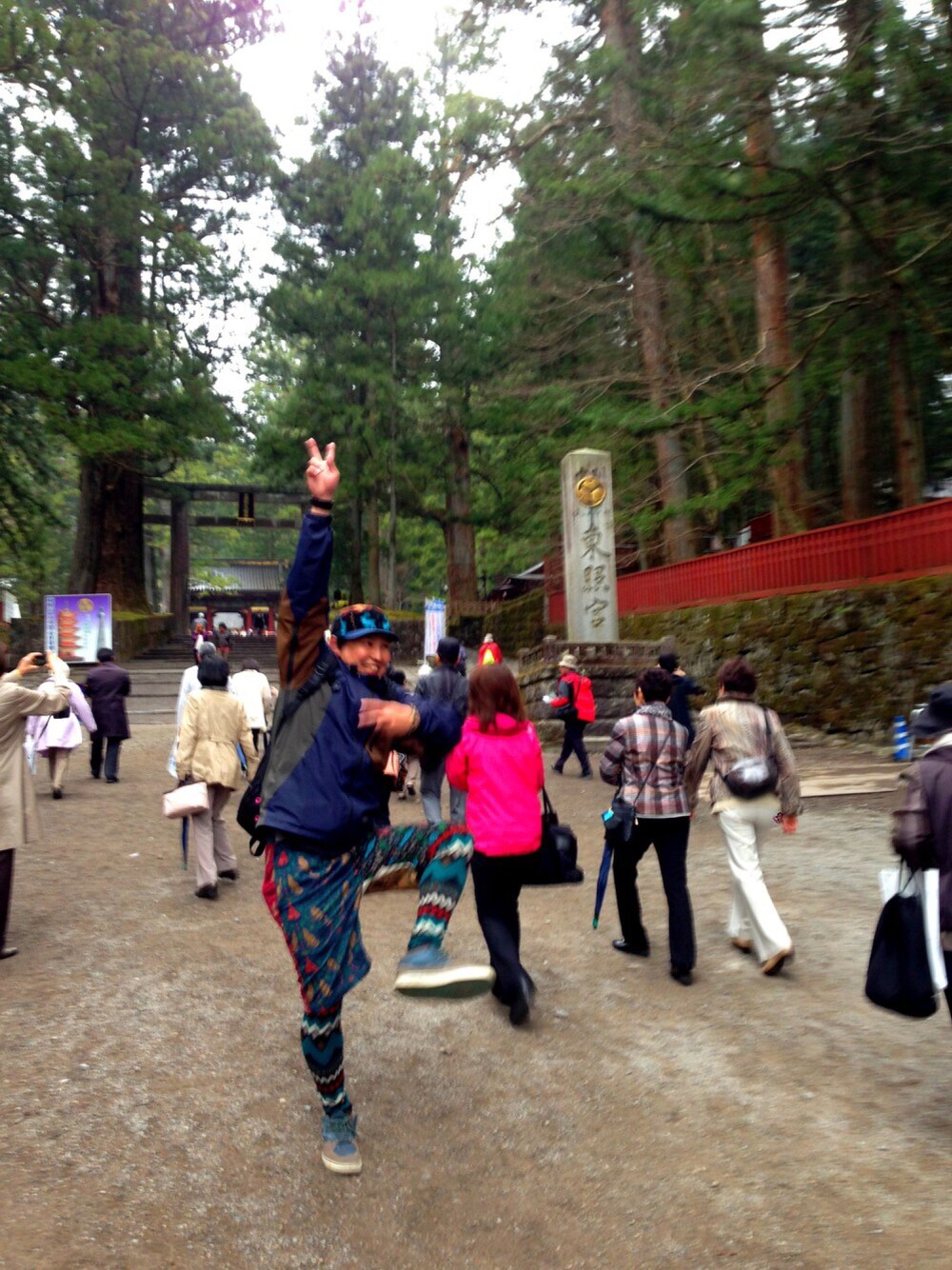 ブルー系のマウンテンパーカー、その他のその他パンツ、ブルー系のキャップを着用したメンズの冬コーディネートの1枚目の写真