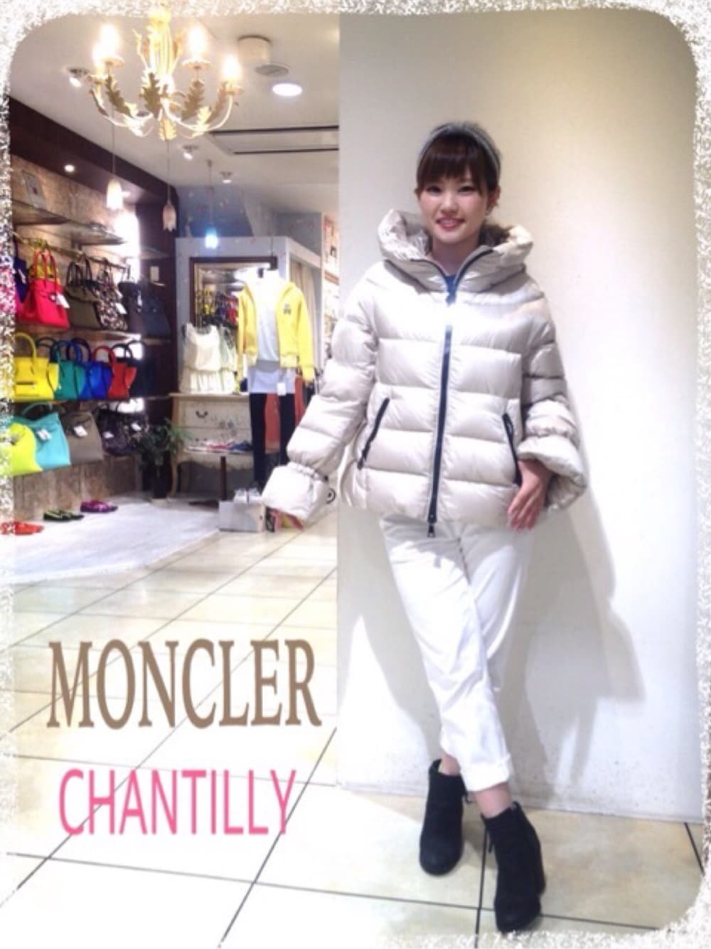 ホワイト系のダウンジャケット/コート、ホワイト系のデニムパンツ、ブラック系のブーティを着用したレディースの秋コーディネートの1枚目の写真