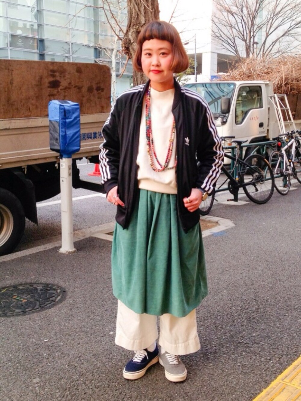 「ビームスボーイ、BEAMS BOY、BEAMS、Ray BEAMS、VANS、adidas、スウェット、ワイドパンツ、スニーカー」｜「REMI RELIEFのREMI RELIEF×Ray BEAMS / 別注 スェットクルー（スウェット、ホワイト系）」を使った、KURODA  AYANOさん（レディース・153cm）の冬コーディネートの1枚目の写真