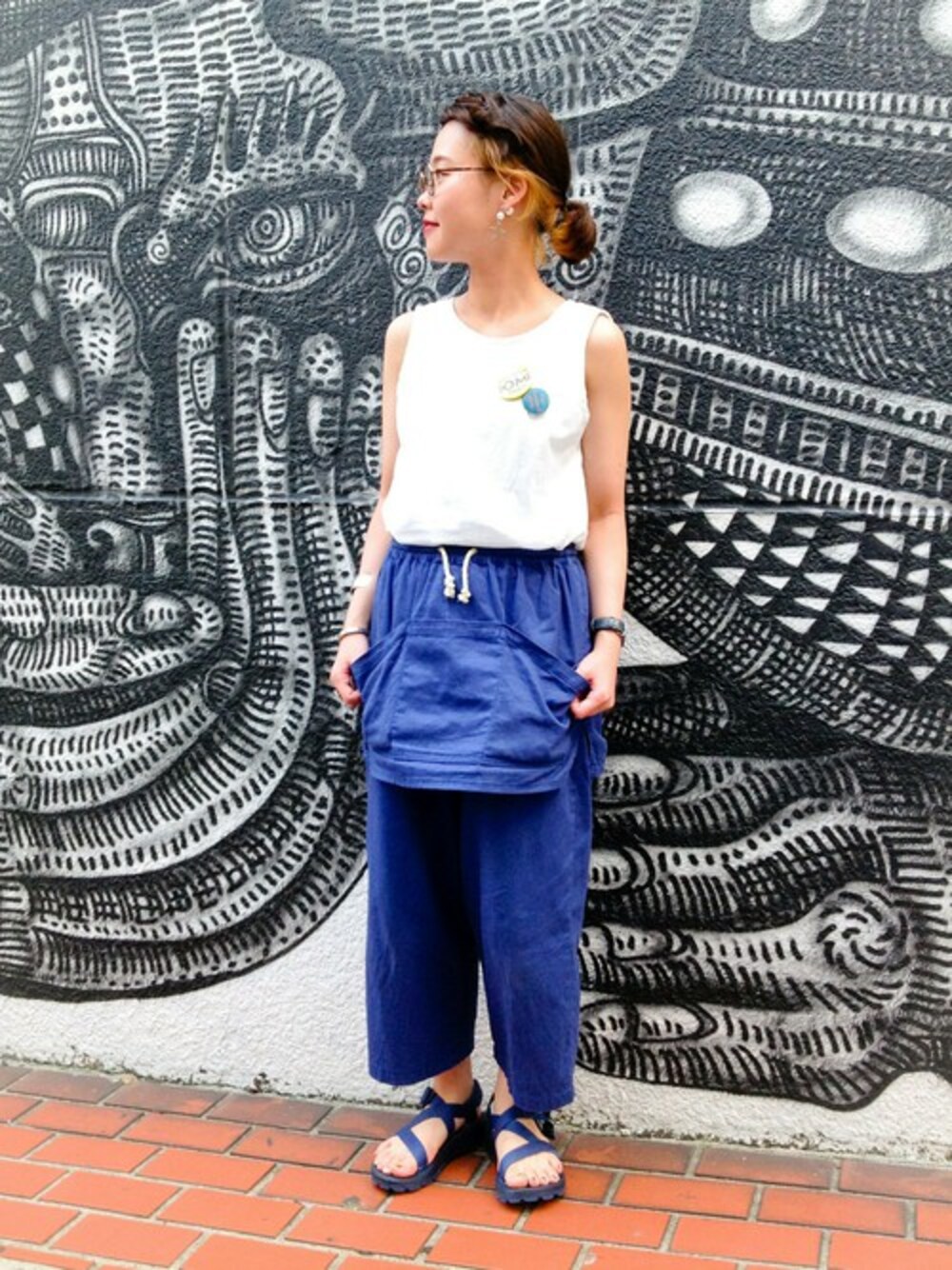 ブルー系のサンダルを着用したレディースの夏コーディネートの1枚目の写真