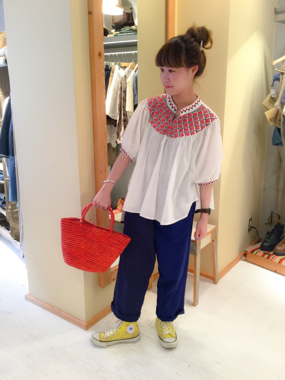 「ビームス、ビームスボーイ、BEAMS、beamsboy、trepied、converse、スニーカー、ブラウス、sunnysideup」｜「trepiedのtrepied / シシュウ プルオーバーブラウス（シャツ/ブラウス、ホワイト系）」を使った、KURODA  AYANOさん（レディース・153cm）の春コーディネートの1枚目の写真