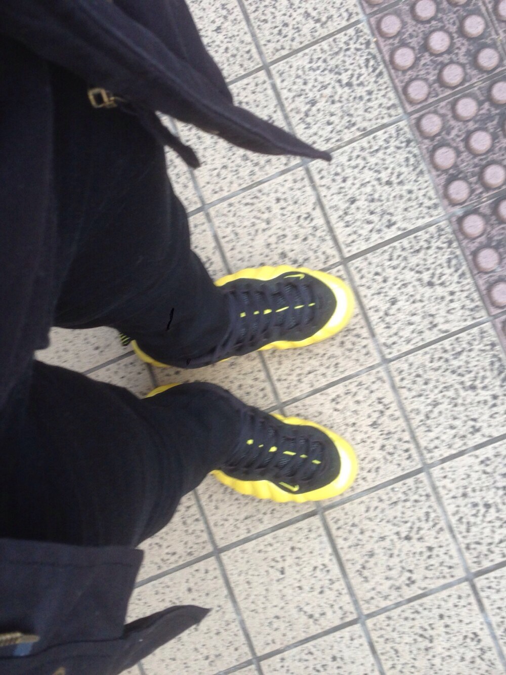 「foamposite、スニーカー、ストリート」｜「NIKEのfoamposite（スニーカー、イエロー系）」を使った、まさとさん（メンズ・173cm）の冬コーディネートの1枚目の写真
