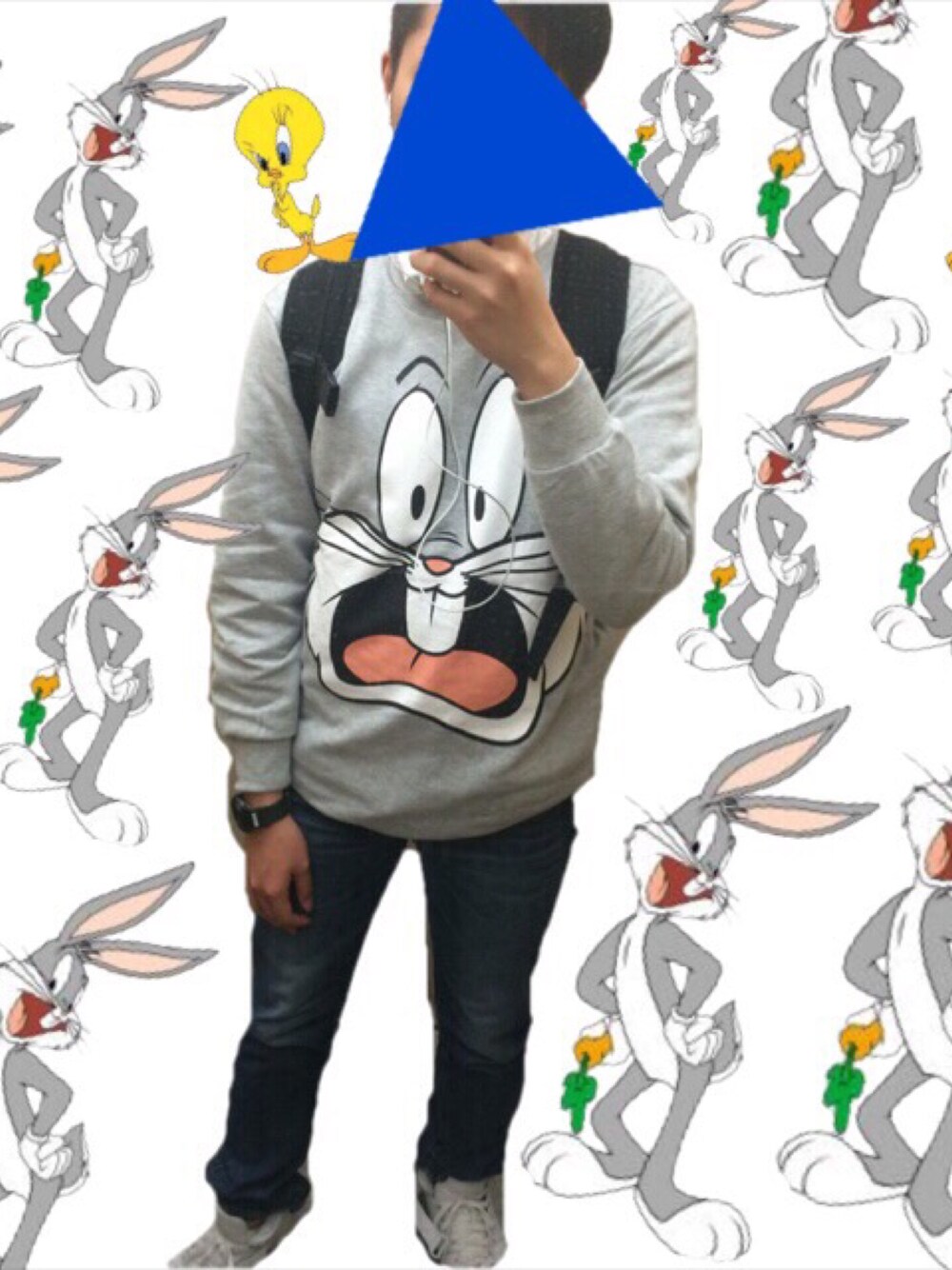 グレー系のスウェット、ブラック系のバックパック/リュックを着用したメンズの秋コーディネートの1枚目の写真