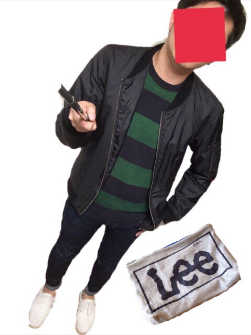 グリーン系のニット/セーター、ブラック系のブルゾン、ホワイト系のスニーカーを着用したメンズの秋コーディネートの1枚目の写真