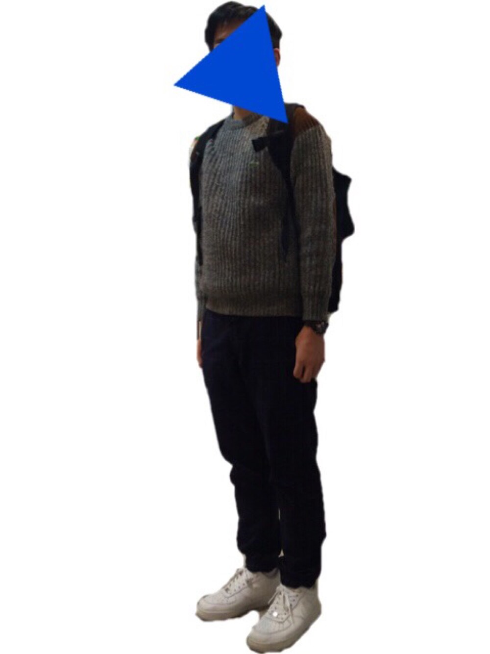 グレー系のニット/セーター、ブルー系のその他パンツ、ホワイト系のスニーカーを着用したメンズの秋コーディネートの1枚目の写真