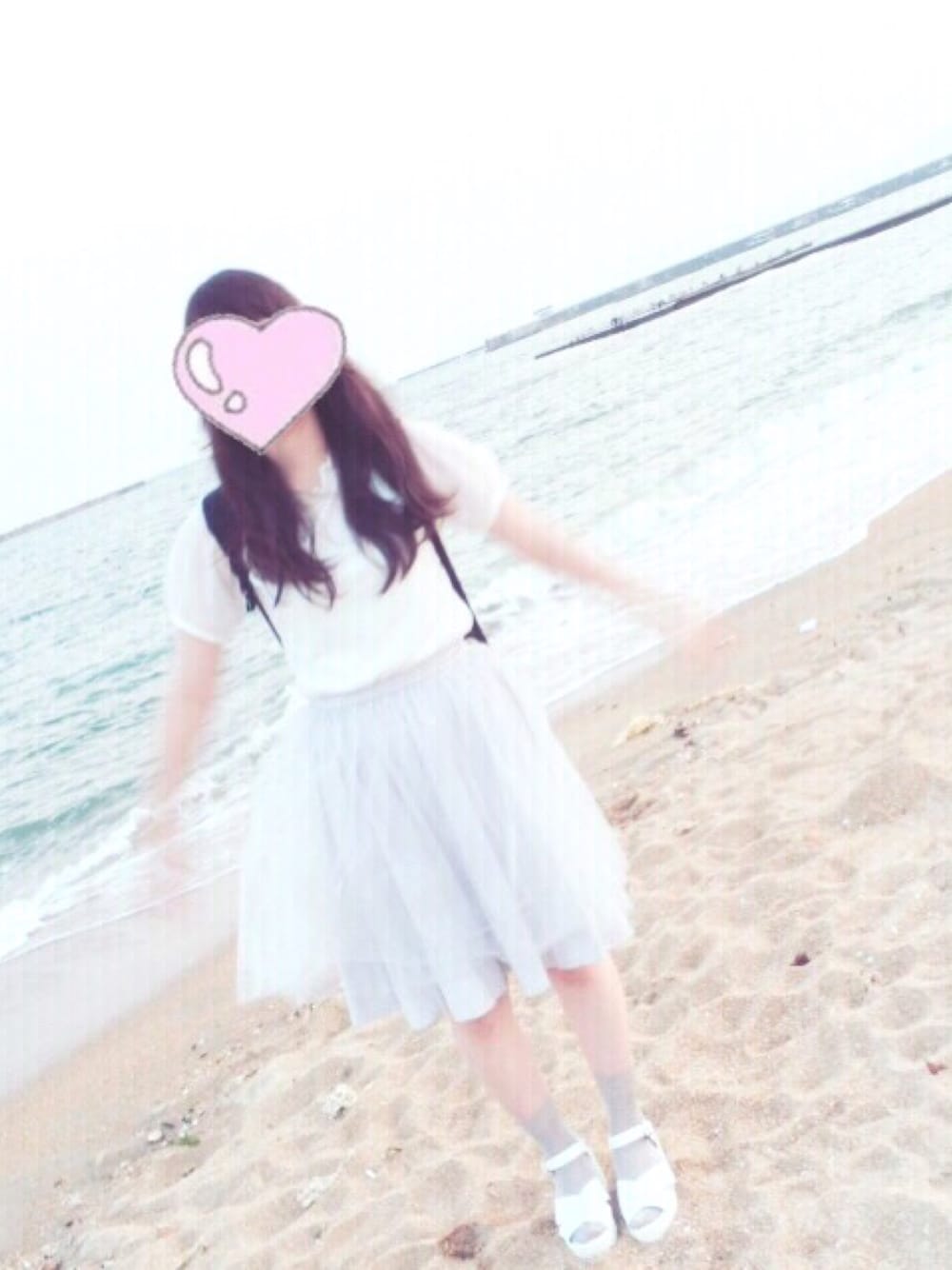 シルバー系のスカート、ホワイト系のTシャツ/カットソー、シルバー系のソックス/靴下を着用したレディースの夏コーディネートの1枚目の写真