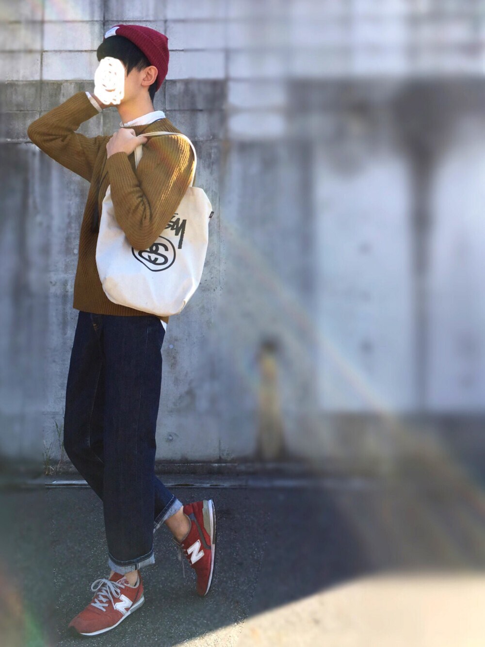 「セーター、ニット帽、ニューバランス、トートバッグ、stussy、マスタード、白シャツ、リーバイス、デニム、秋色」｜「GUのアイテム（ニット/セーター、イエロー系）」を使った、古さん（メンズ・176cm）の秋コーディネートの1枚目の写真