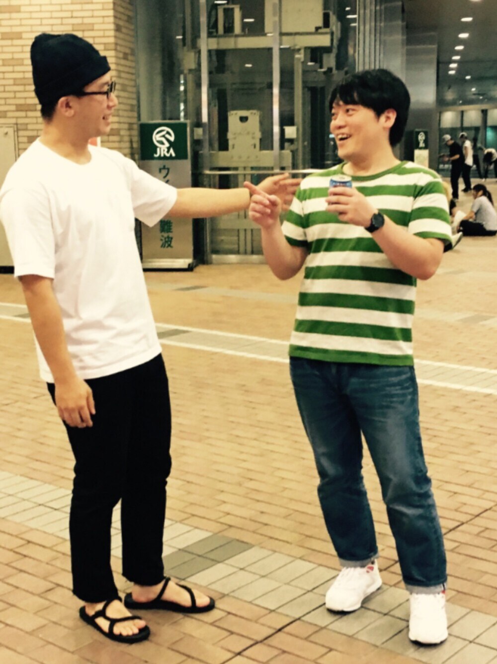 「切りっぱなし、リーズナブル、中国人、ビッグT、サンダルコーデ、激安コーデ」｜「GUのアイテム（Tシャツ/カットソー、ホワイト系）」を使った、サンドロップ 山内さん（メンズ・179cm）の夏コーディネートの1枚目の写真
