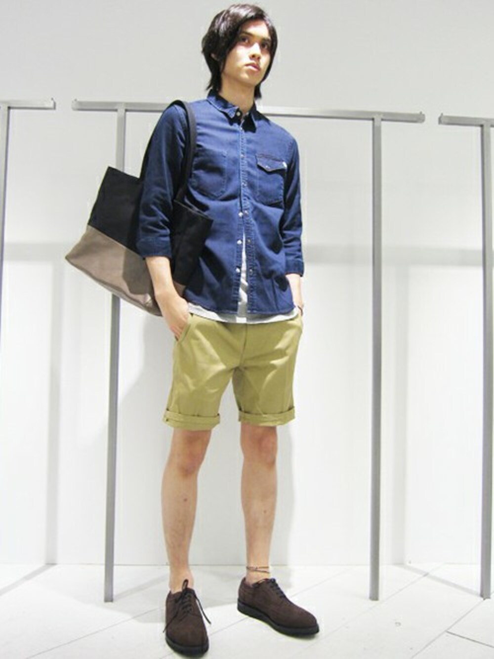 グレー系のTシャツ/カットソー、ベージュ系のチノパンツ、ブラック系のトートバッグを着用したメンズの夏コーディネートの1枚目の写真