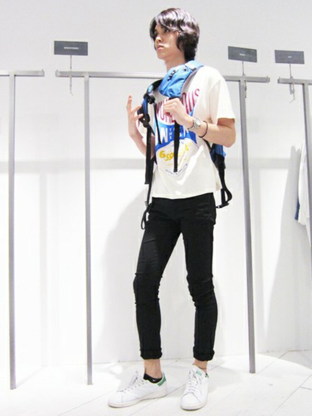 「スニーカー、ロゴT、バックパック、Tシャツ、スキニーデニム」｜「STUDIOUSのSTUDIOUS ロゴプリントビッグTEE MADE IN JAPAN（Tシャツ/カットソー、ホワイト系）」を使った、浅田さん（メンズ・180cm）の夏コーディネートの1枚目の写真