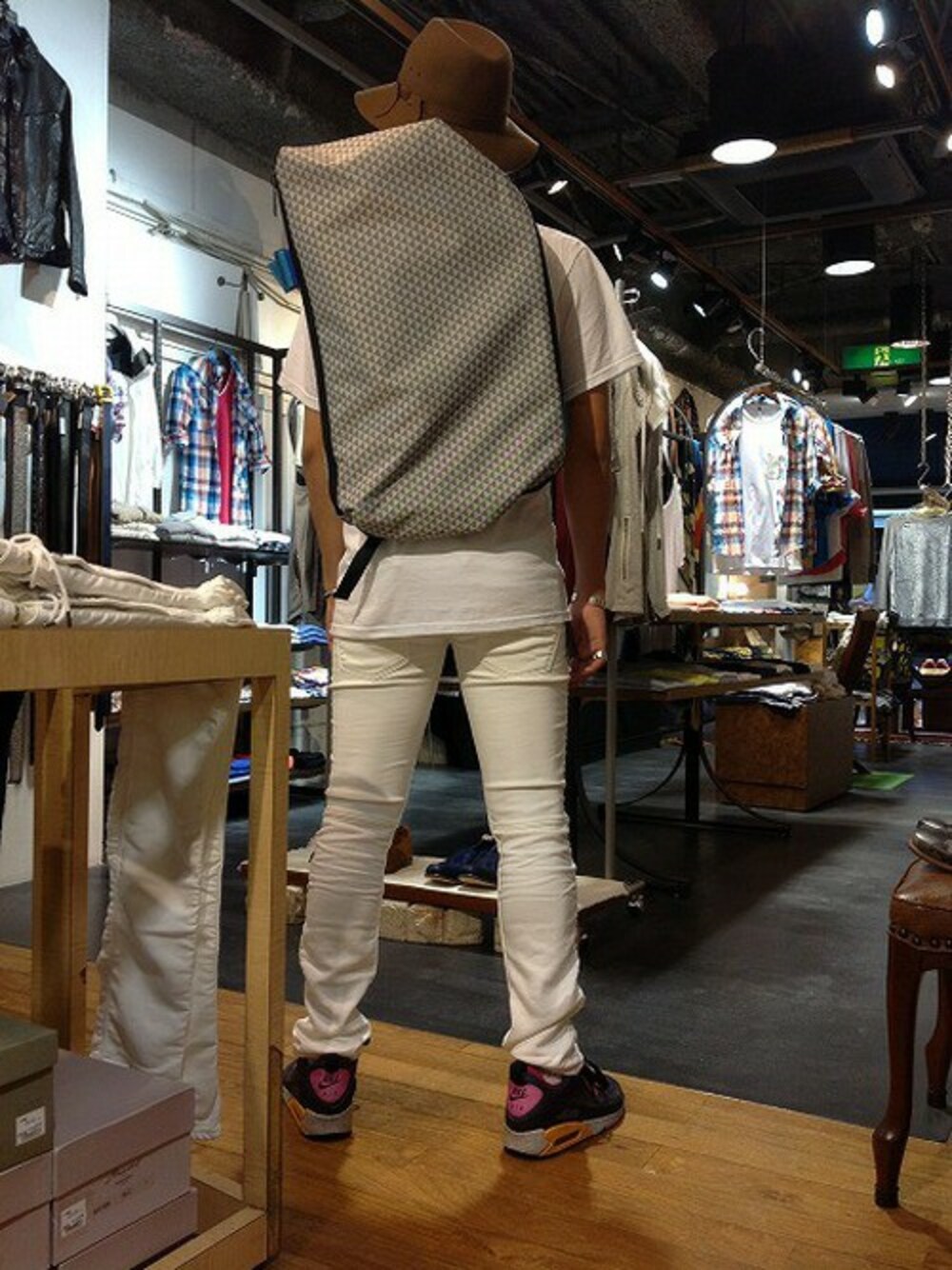 その他のバックパック/リュックを着用したメンズの夏コーディネートの1枚目の写真