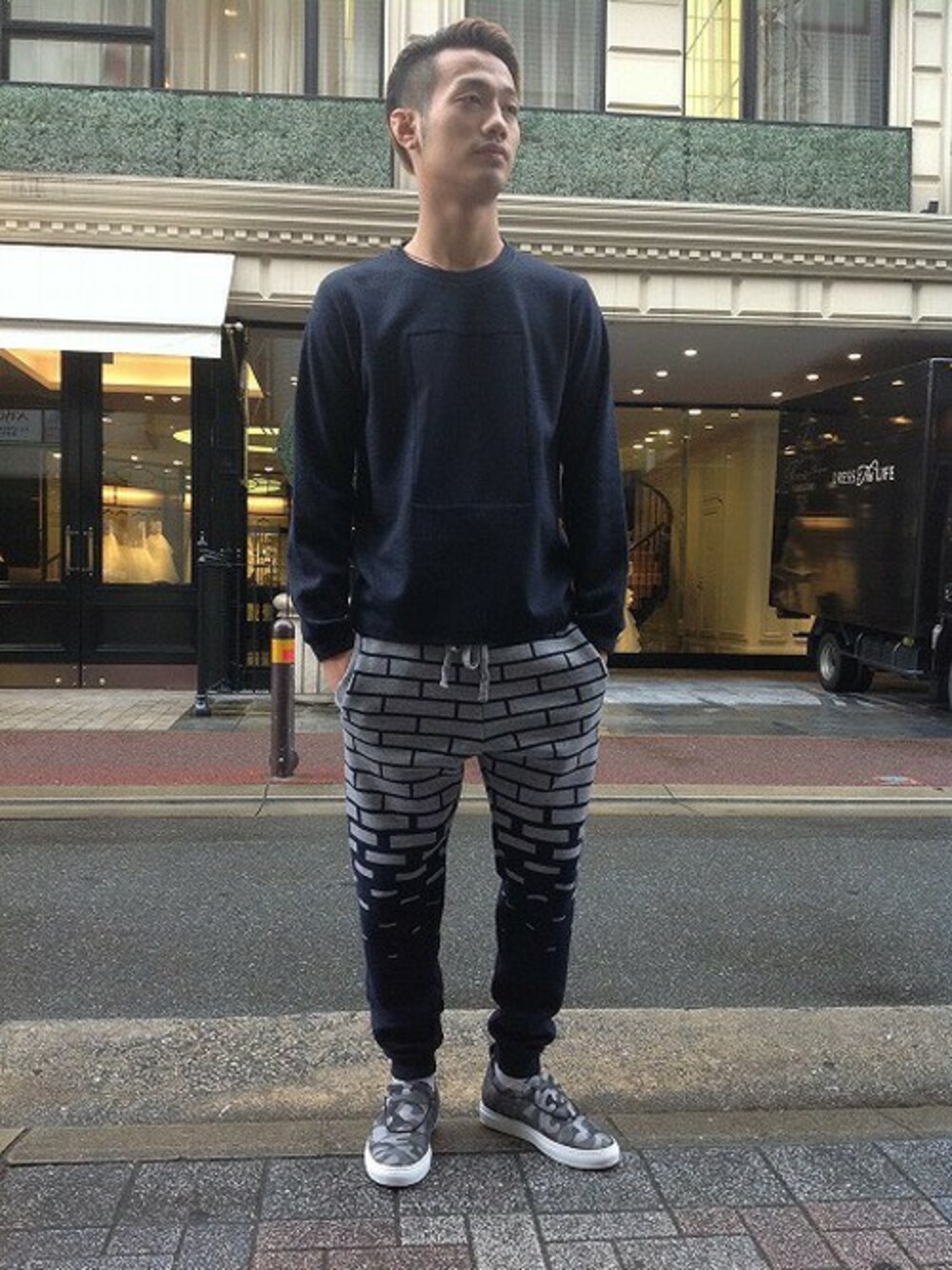 シルバー系のスニーカーを着用したメンズの秋コーディネートの1枚目の写真