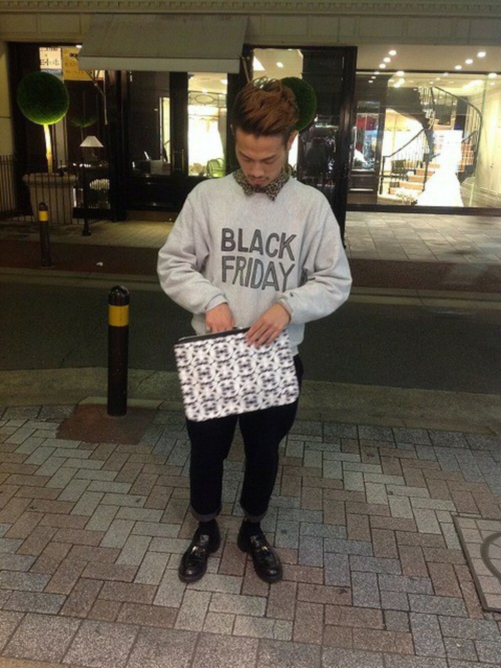 ホワイト系のクラッチバッグを着用したメンズの秋コーディネートの1枚目の写真