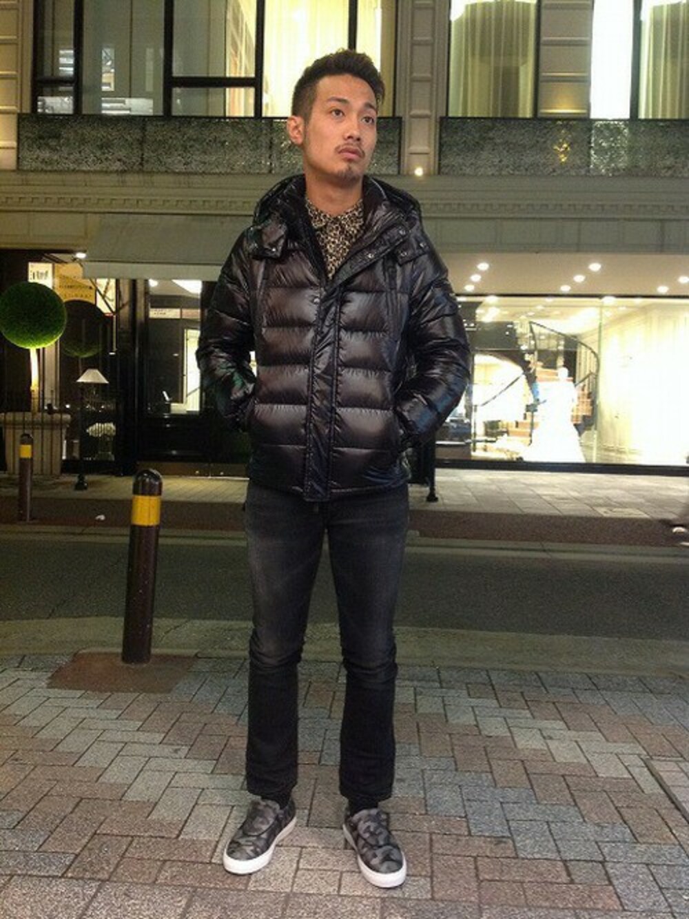 ブラック系のダウンジャケット/コート、シルバー系のスニーカーを着用したメンズの秋コーディネートの1枚目の写真