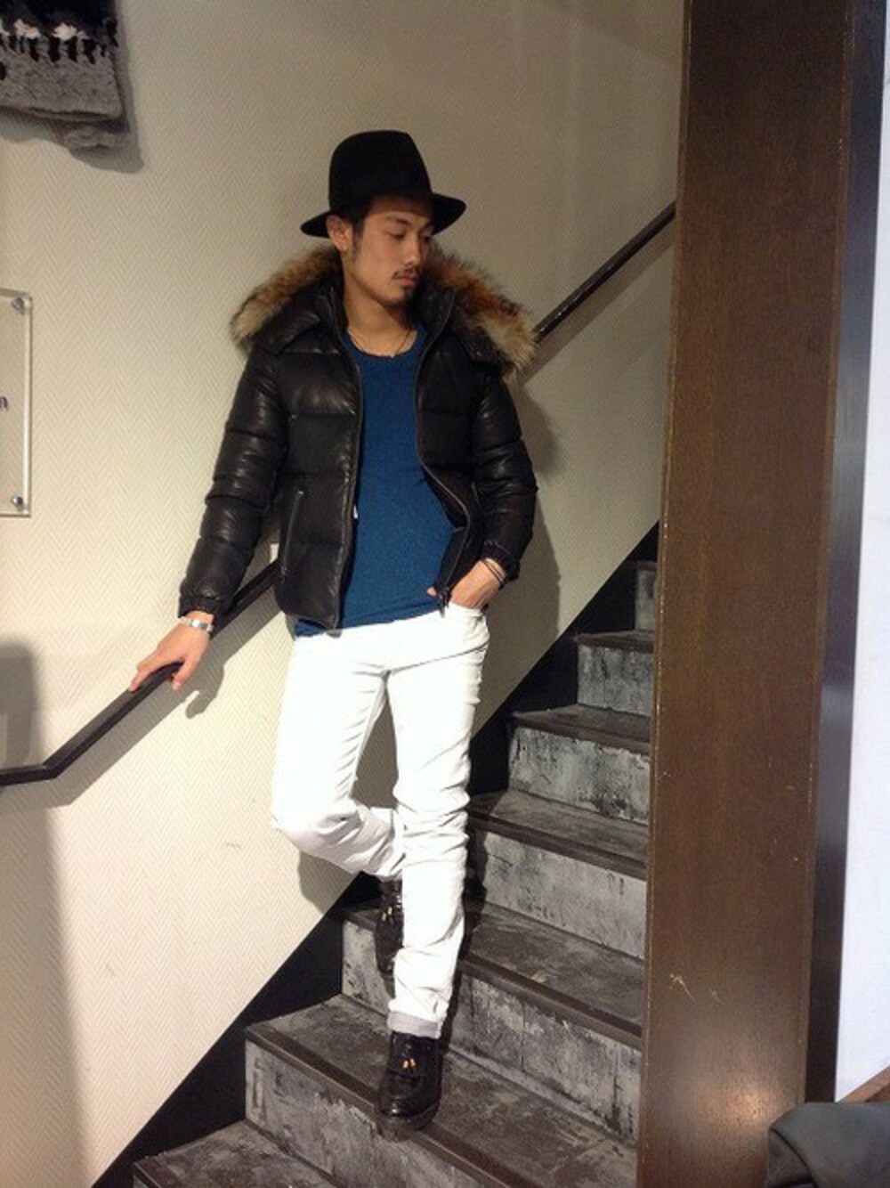 ブラック系のダウンジャケット/コートを着用したメンズの秋コーディネートの1枚目の写真