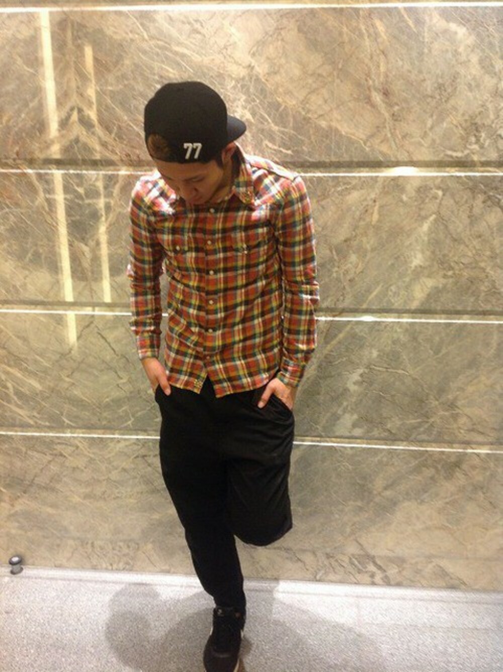 オレンジ系のシャツ/ブラウスを着用したメンズの秋コーディネートの1枚目の写真