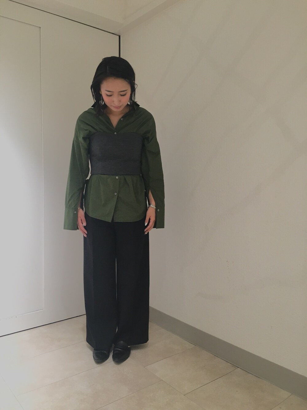 「Adam et Rope'、グリーン、ビッグシャツ、ビスチェ、袖コンシャス」｜「ADAM ET ROPE'のWOOLミラノリブビスチェ（その他トップス、グレー系）」を使った、kさん（レディース・159cm）の秋コーディネートの1枚目の写真