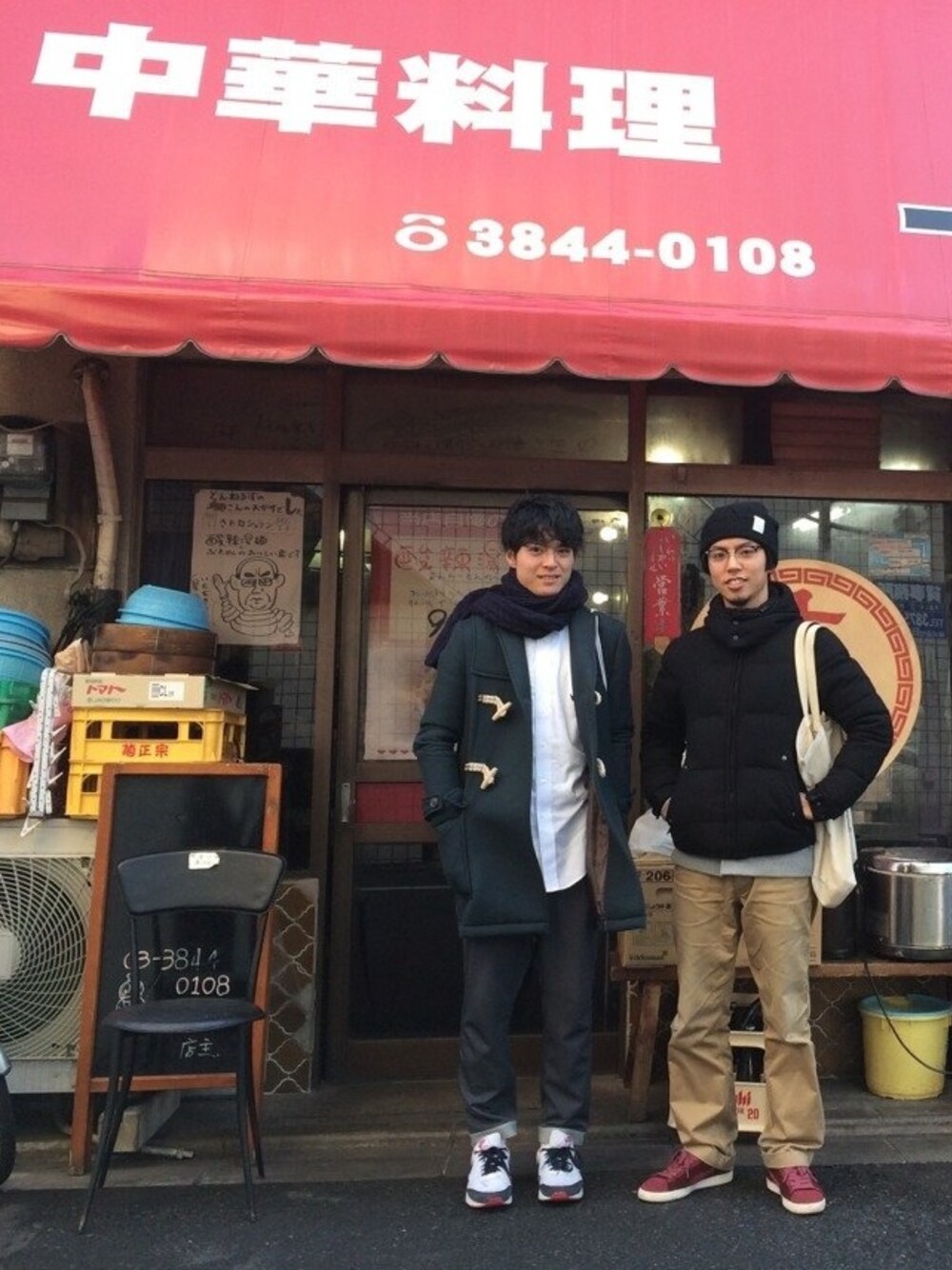 「スニーカー、ニット帽、チノパン、ダウンジャケット、トートバッグ、浅草、ray ban、UNIQLO、N.HOOLYWOOD」｜「PUMAのアイテム（スニーカー、レッド系）」を使った、ぼたさん（メンズ・169cm）の冬コーディネートの1枚目の写真