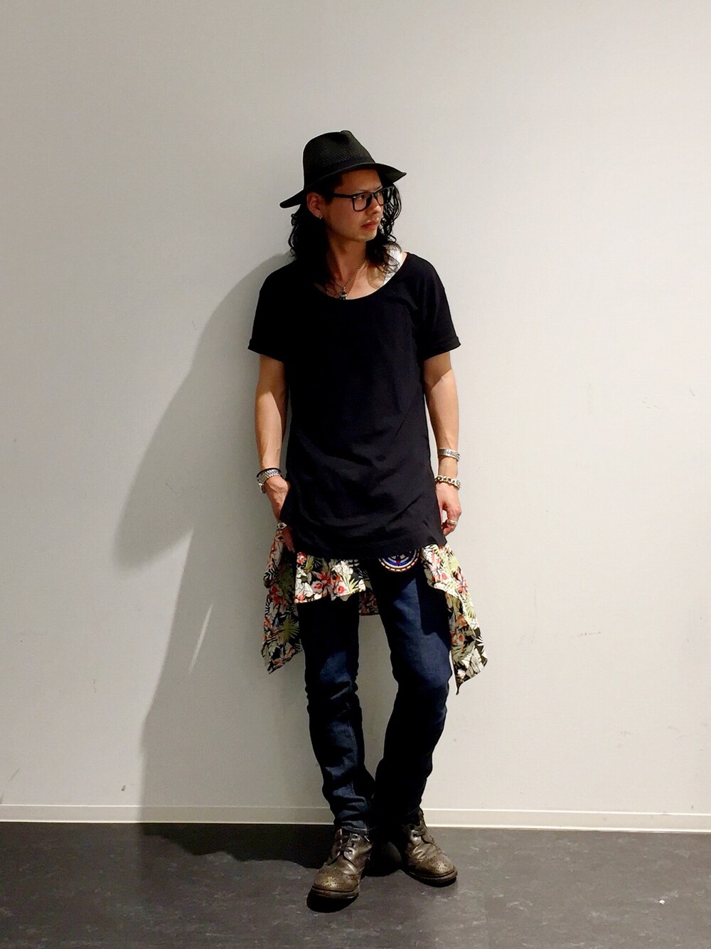 ブラック系のTシャツ/カットソー、その他のシャツ/ブラウス、ブルー系のデニムパンツを着用したメンズの夏コーディネートの1枚目の写真