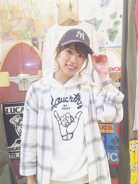 「ロゴパーカー」｜「アイテム（その他アウター）」を使った、布川桃花さん（レディース・165cm）の夏コーディネート
