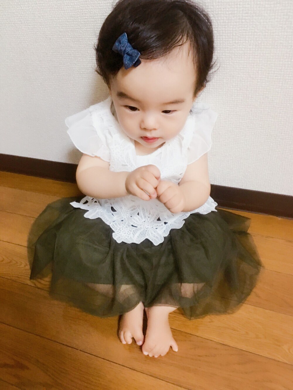 ホワイト系のママ&ベビー、ブルー系のバレッタ/ヘアクリップを着用したキッズの秋コーディネートの1枚目の写真