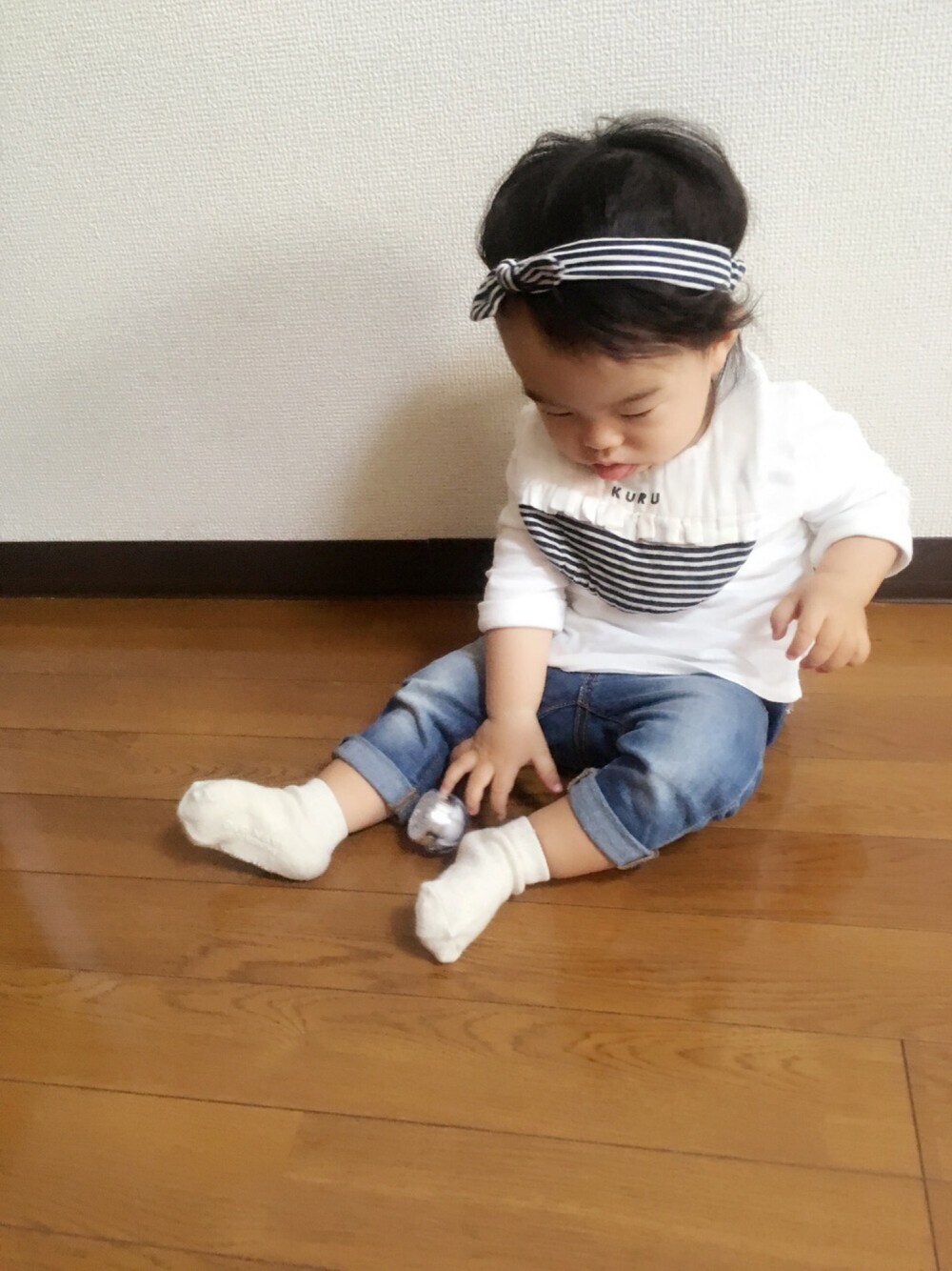 ホワイト系のTシャツ/カットソー、ブルー系のデニムパンツ、ブルー系のヘアバンドを着用したキッズの秋コーディネートの1枚目の写真