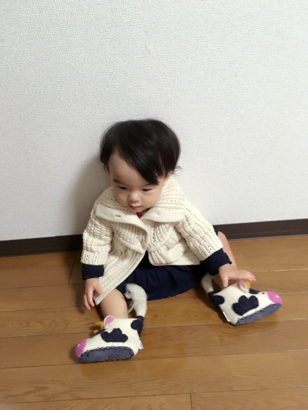 「ベビーコーデ、冬コーデ、カーデ、フェルトブーティー、０歳、10ヶ月」｜「babyGAPのアイテム（Tシャツ/カットソー、ブルー系）」を使った、Kuru☺︎さん（キッズ・70cm）の秋コーディネートの1枚目の写真