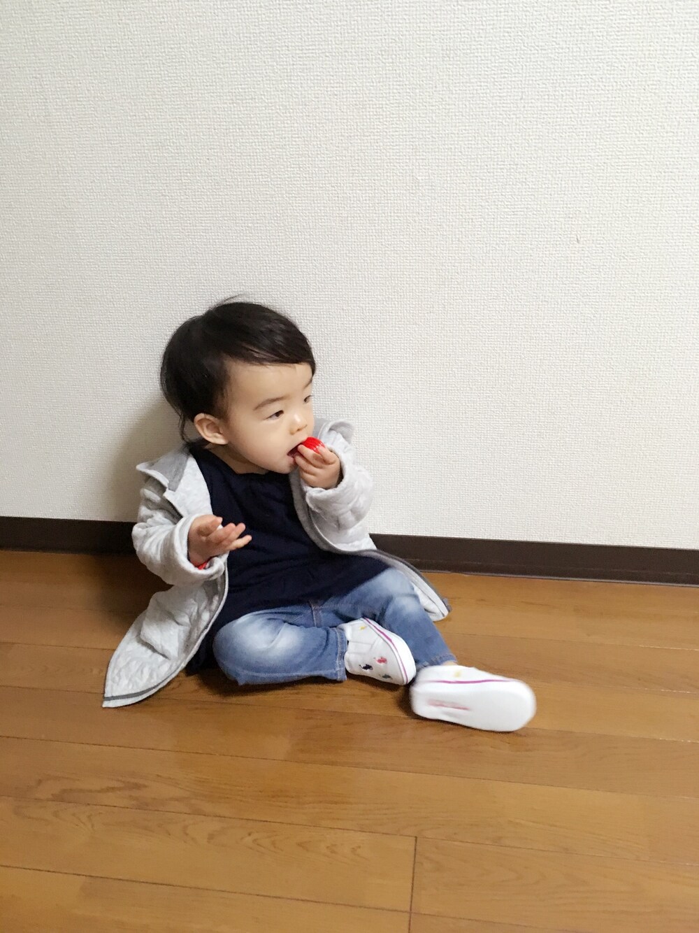 「ベビーコーデ、冬コーデ、パーカー、フード付きアウター、チュニック、デニム、ベビーシューズ、０歳、11ヶ月」｜「babyGAPのアイテム（Tシャツ/カットソー、ブルー系）」を使った、Kuru☺︎さん（キッズ・70cm）の秋コーディネートの1枚目の写真