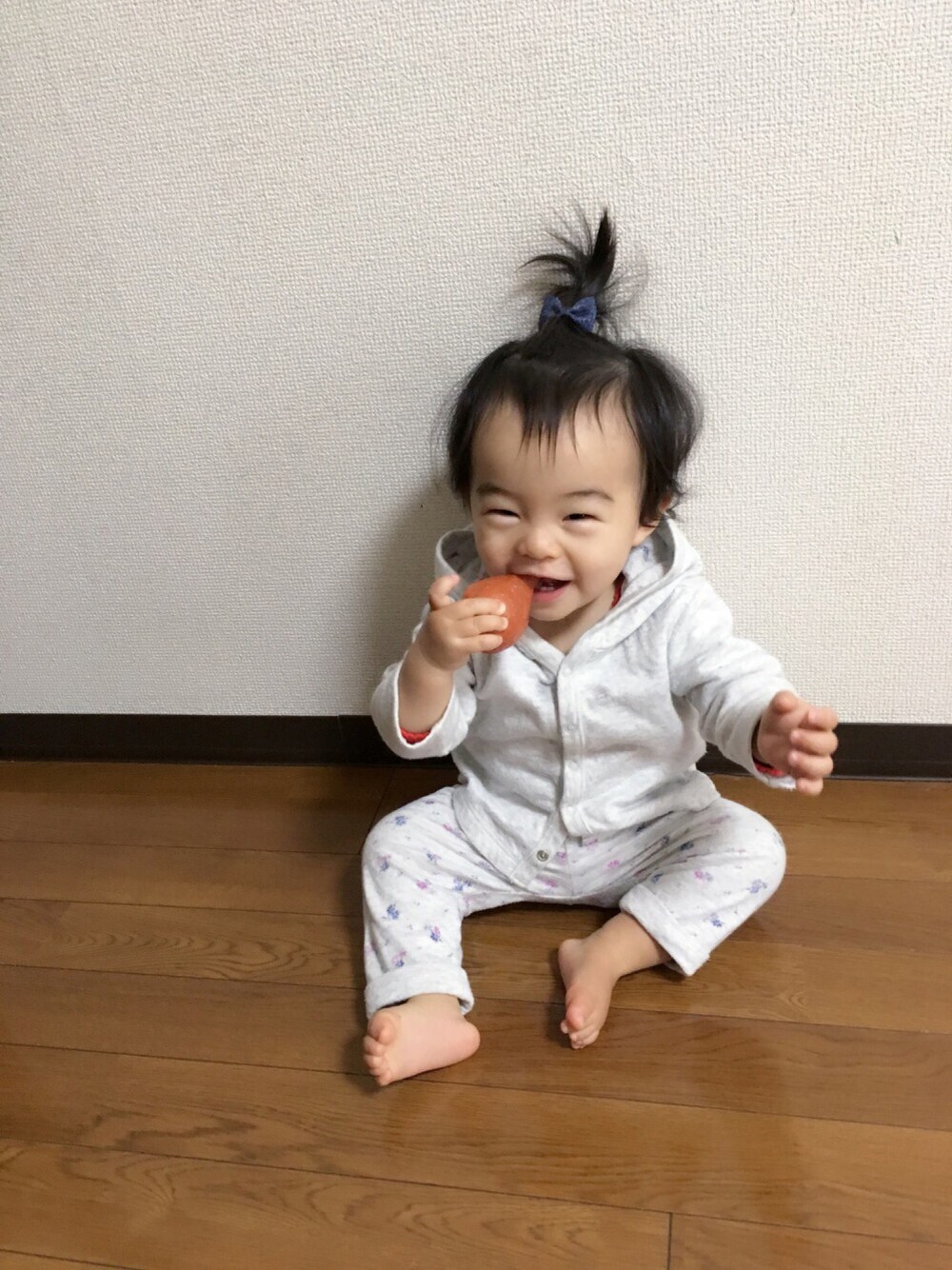 「ベビーコーデ、セットアップ、部屋着コーデ、０歳、11ヶ月」｜「Handmadeのアイテム（ヘアゴム、ブルー系）」を使った、Kuru☺︎さん（キッズ・70cm）の冬コーディネートの1枚目の写真