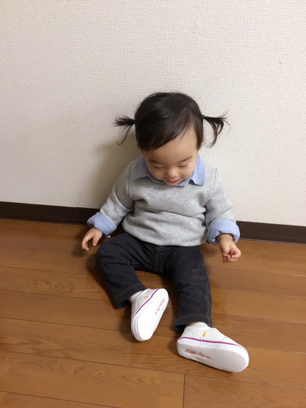 「ベビーコーデ、シャツロンパース、スウェットトップス、デニム、ベビーシューズ、ツインテール、０歳、11ヶ月」｜「babyGAPのアイテム（ロンパース、ブルー系）」を使った、Kuru☺︎さん（キッズ・70cm）の冬コーディネートの1枚目の写真