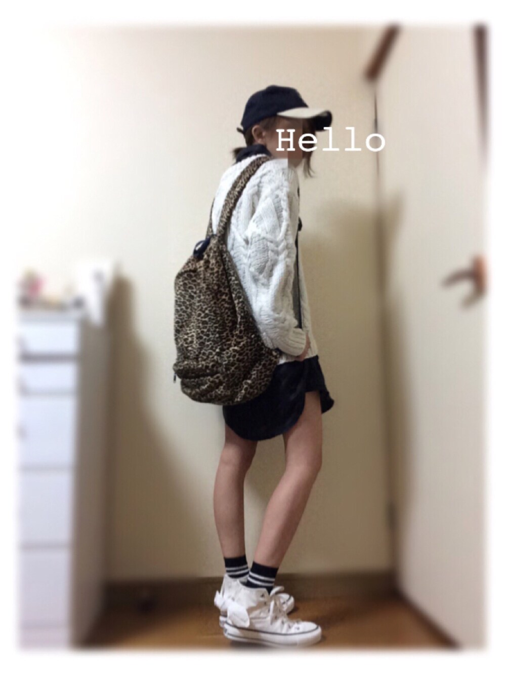 「シャツワンピ、ワンピース×スニーカー、ケーブルニット、ホワイトニット、ハイカットスニーカー、キャップ、レオパード、リュック、ラインソックス×スニーカー」｜「soeのsoe 9TWENTY(NEW ERA)（キャップ、ブルー系）」を使った、おまゆさん（レディース・156cm）の秋コーディネートの1枚目の写真