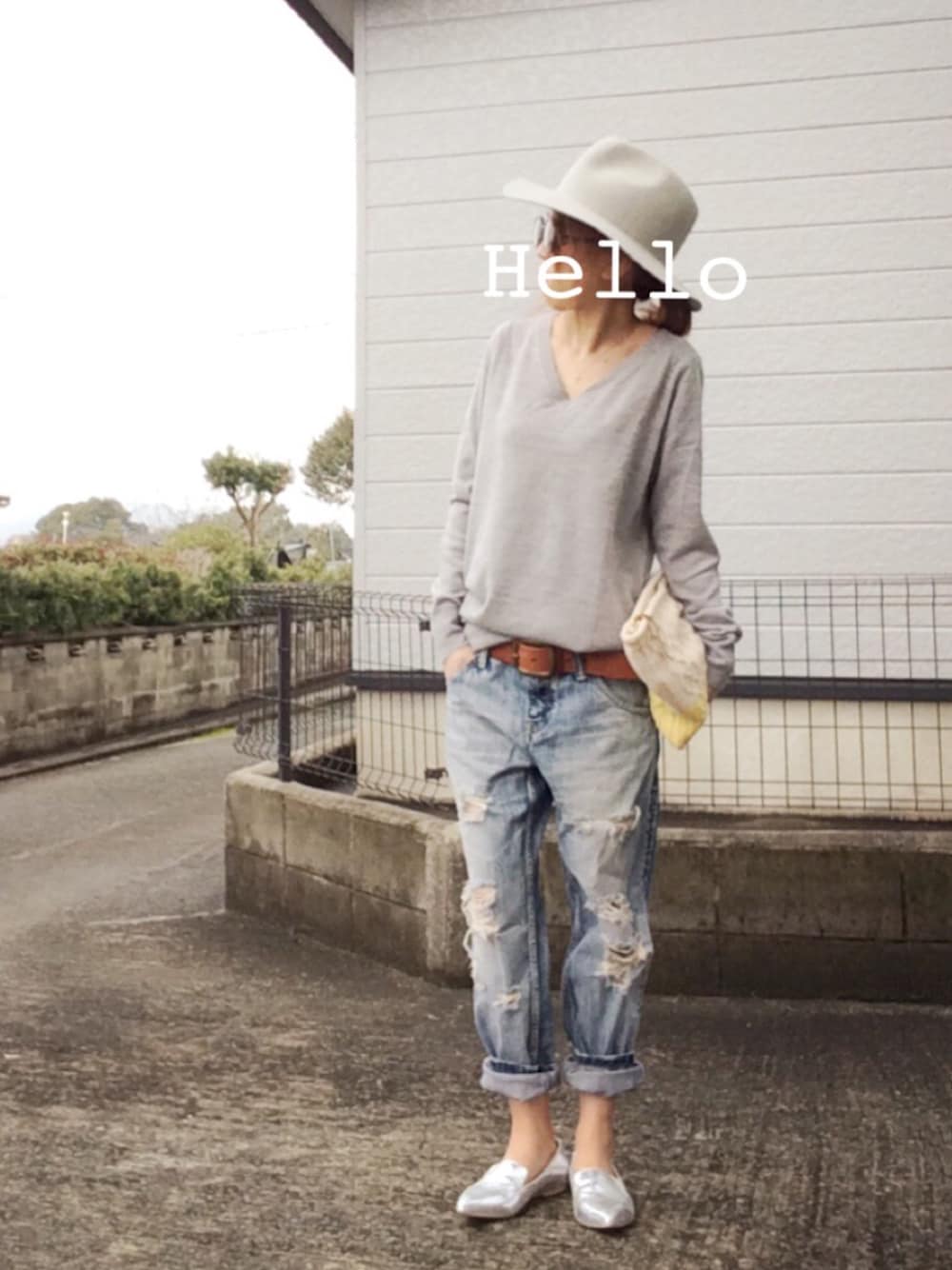 「ロングブリムハット、グレーコーデ、ボーイズデニム、ポインテッドトゥ、シルバーシューズ、クラッシュデニム、クラッチバッグ、Vネック、イエロー、ウエストイン」｜「おまゆ氏の通勤はリュック（その他、その他）」を使った、おまゆさん（レディース・156cm）の春コーディネートの1枚目の写真