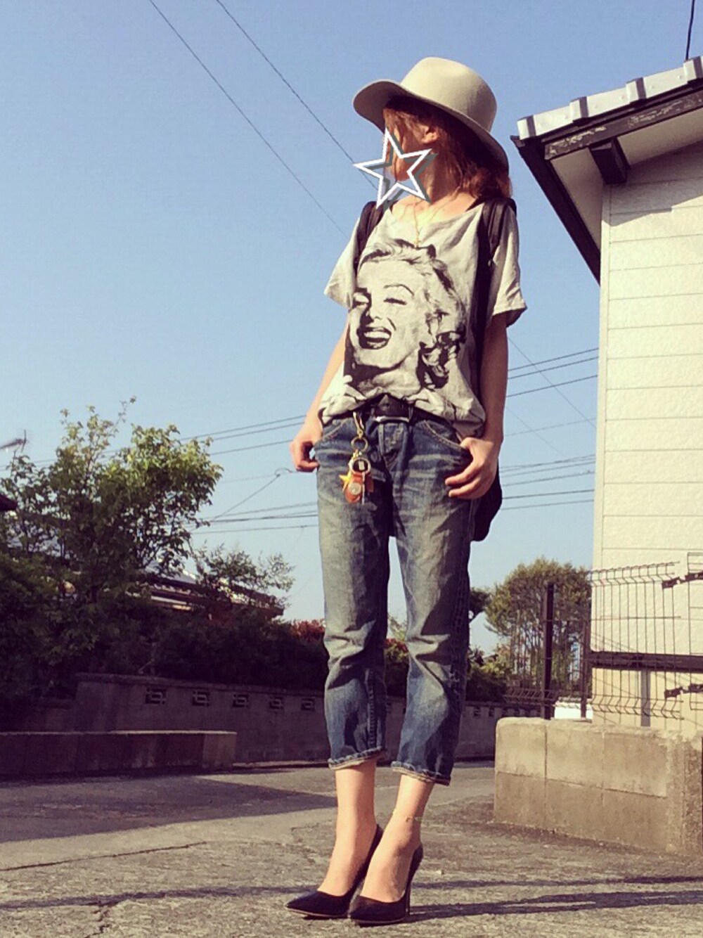 「グレーのハット、ハット、グレーTシャツ、マリリンモンロー、クロップドパンツ、デニム、パンプス、バックパック、ピンヒール」｜「KhajuのKhaju:フェルトハット②（ハット、グレー系）」を使った、おまゆさん（レディース・156cm）の春コーディネートの1枚目の写真