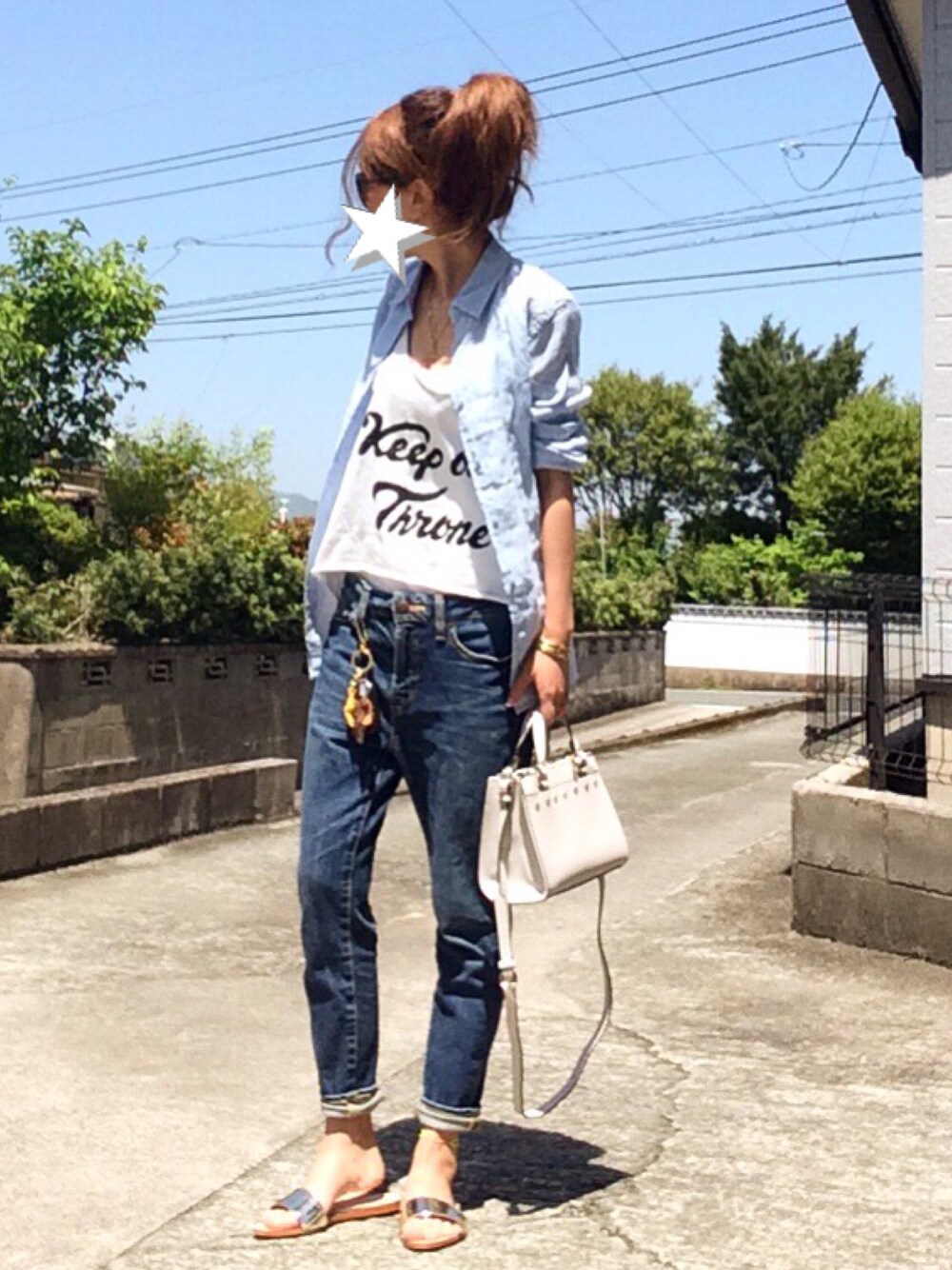 「ジョッパーズパンツ、デニム、ボーイフレンドデニム、ミラーサングラス、ゴールドサンダル、ペタンコサンダル、ブルーシャツ、シンプル、ロールアップフェス、デニムファン感謝祭」｜「CHEAP MONDAYのCircle（サングラス、グリーン系）」を使った、おまゆさん（レディース・156cm）の春コーディネートの1枚目の写真