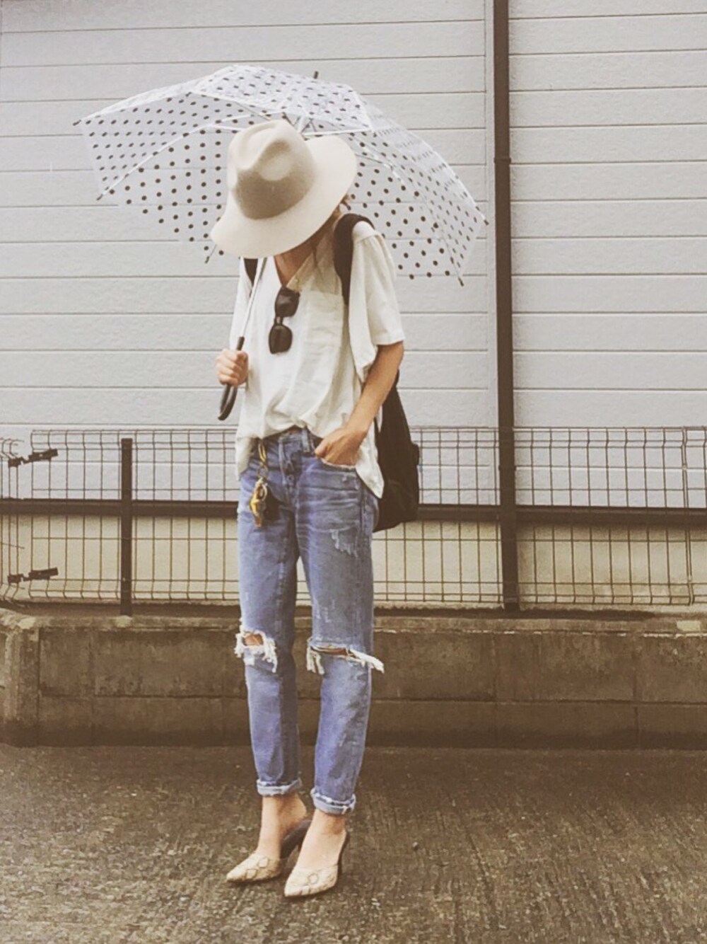 「デニム、シンプル、白Tシャツ、ゆるT、ウエストイン、ポインテッドトゥ、パイソン柄、傘、Vネック」｜「KhajuのKhaju:フェルトハット②（ハット、グレー系）」を使った、おまゆさん（レディース・156cm）の春コーディネートの1枚目の写真