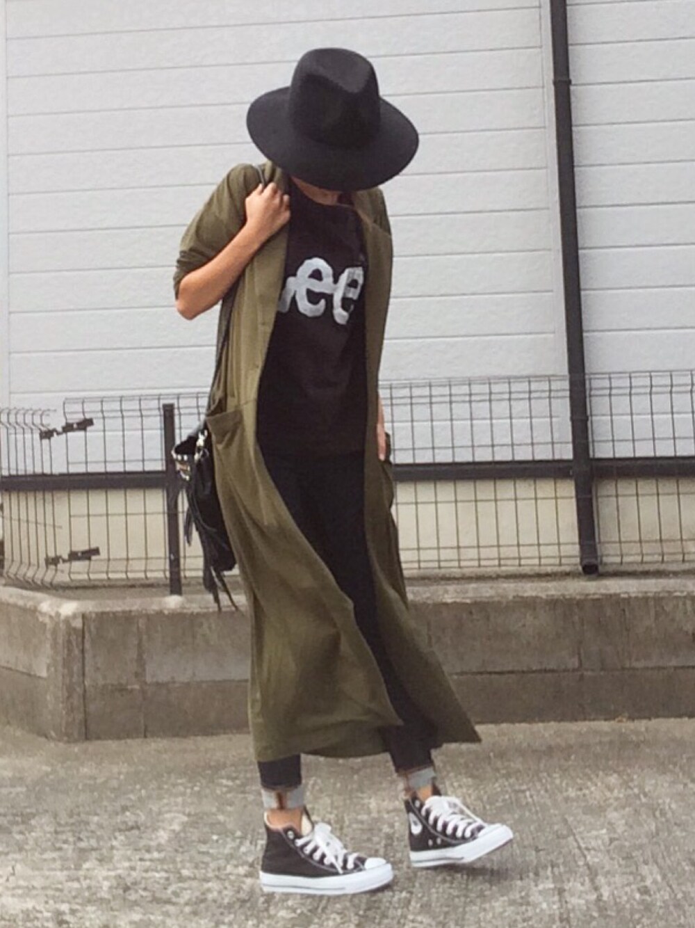 グリーン系のカーディガン/ボレロ、ブラック系のTシャツ/カットソー、ブルー系のデニムパンツを着用したレディースの秋コーディネートの1枚目の写真