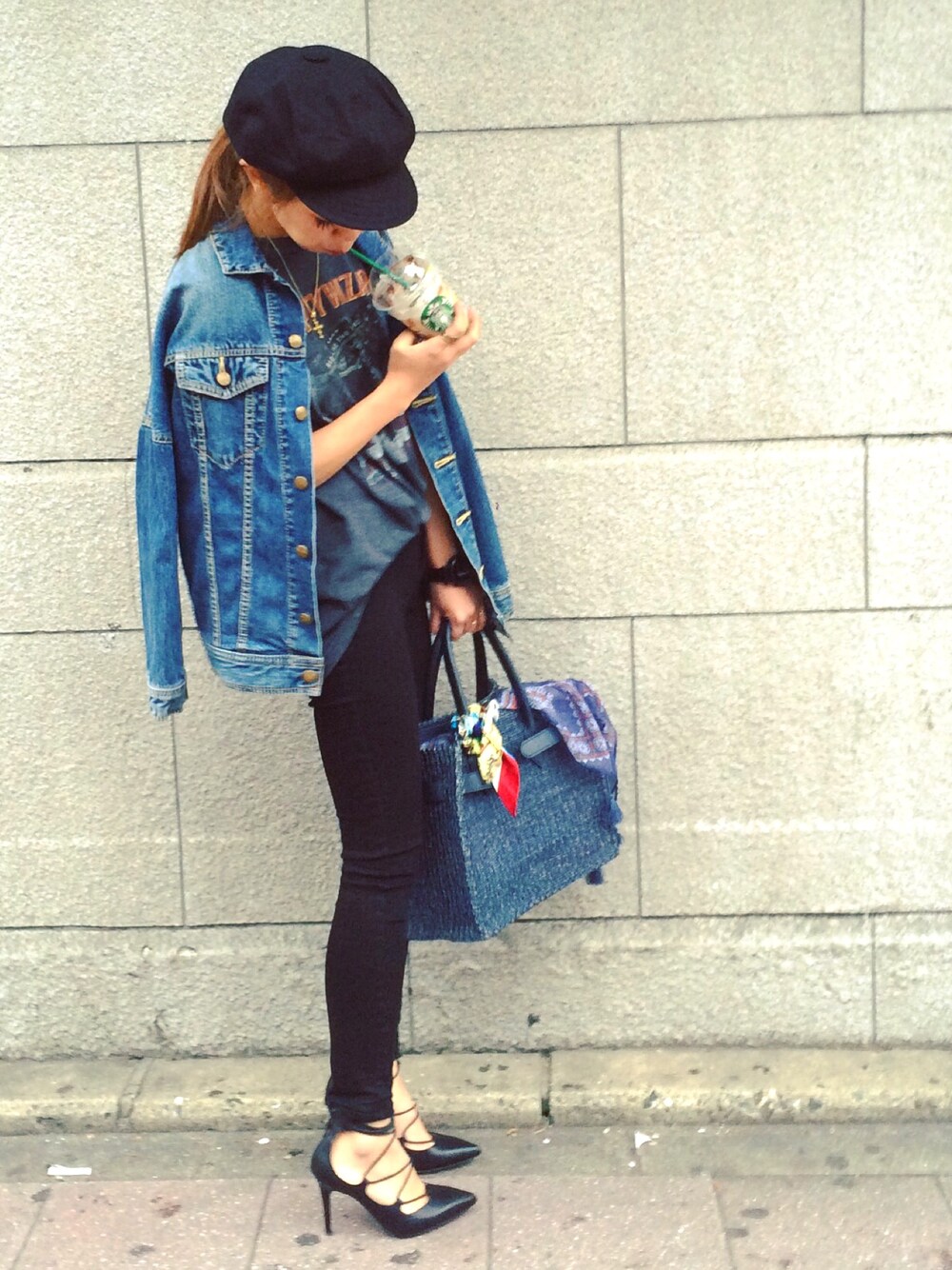 ブルー系のデニムジャケット、ブラック系のTシャツ/カットソー、ブラック系のその他パンツを着用したレディースの春コーディネートの1枚目の写真