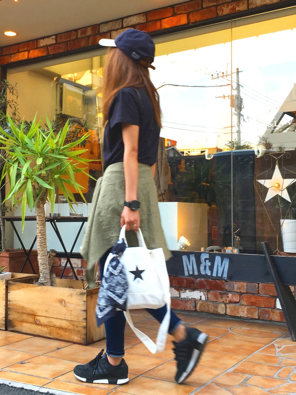 「シンプルコーデ、スキニーデニム、キャップ、腰巻きスタイル、スニーカー、カジュアル、トートバッグ、黒Tシャツ」｜「soeのsoe 9TWENTY(NEW ERA)（キャップ、ブルー系）」を使った、おまゆさん（レディース・156cm）の春コーディネートの1枚目の写真