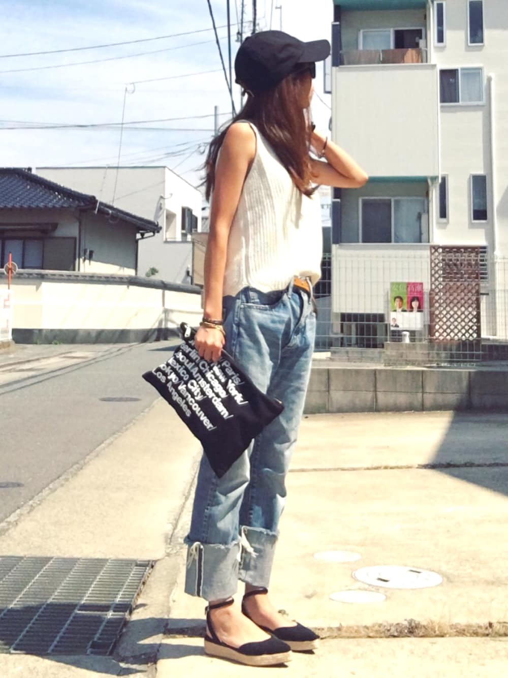 「denim、休日スタイル、ニットキャミソール、キャップ、クラッチバッグ、エスパドリーユ、ウエストイン、シンプル、大人カジュアル」｜「SHIPS JET BLUEのBAYSIDE (ベイサイド): 【アメリカ製】 キャップ（キャップ、ブラック系）」を使った、おまゆさん（レディース・156cm）の夏コーディネートの1枚目の写真