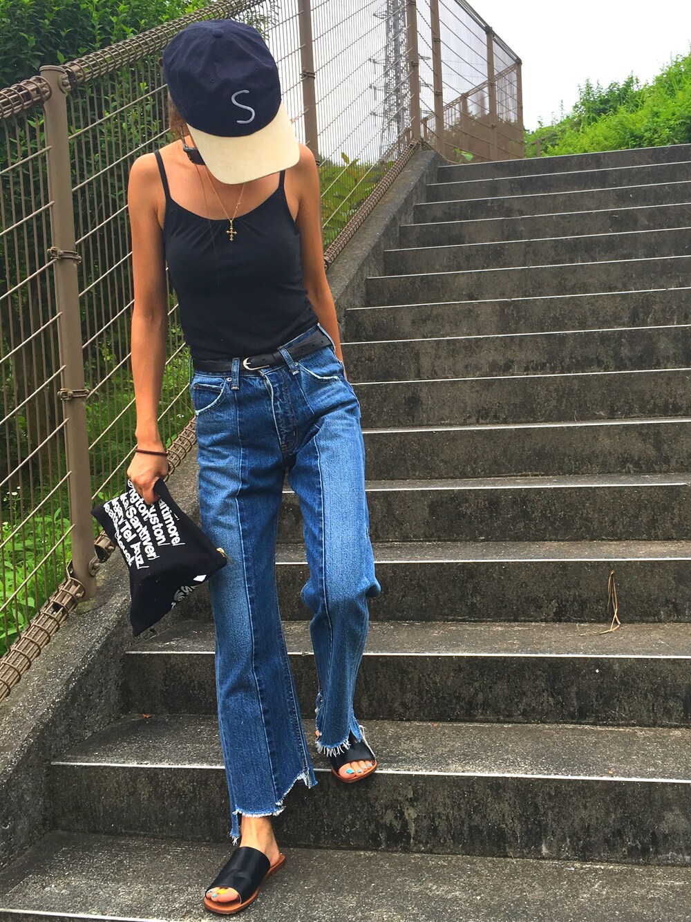「シンプル、デニムパンツ、夏コーデ、ペタンコサンダル、サンダル、クラッチバッグ、キャップ」｜「soeのsoe 9TWENTY(NEW ERA)（キャップ、ブルー系）」を使った、おまゆさん（レディース・156cm）の夏コーディネートの1枚目の写真