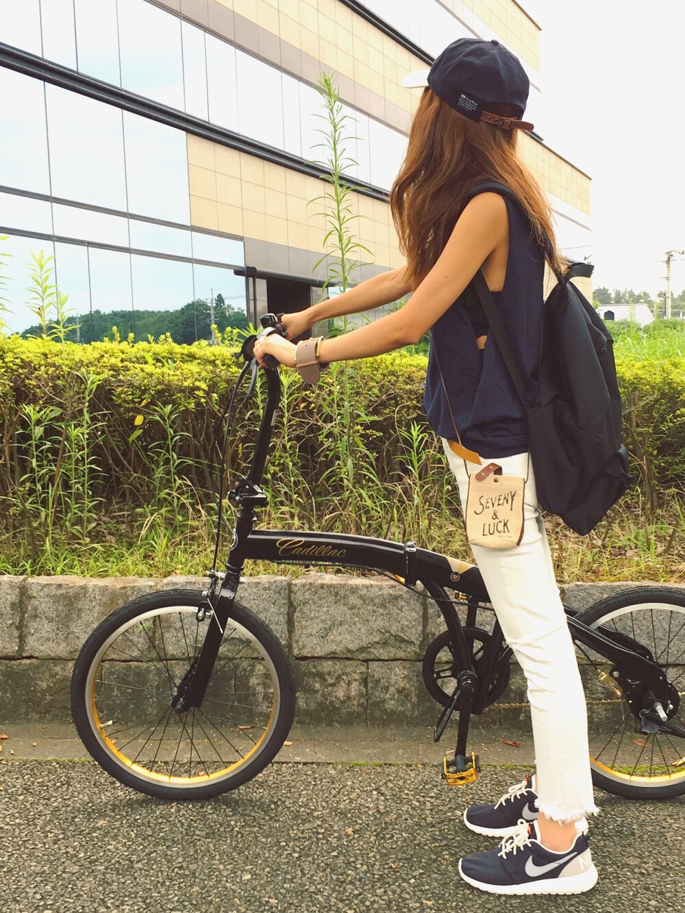 「カジュアル、タンクトップ、ネイビー×ホワイト、キャップ、夏、自転車スタイル、スニーカー、ナイキ、バックパック」｜「soeのsoe 9TWENTY(NEW ERA)（キャップ、ブルー系）」を使った、おまゆさん（レディース・156cm）の夏コーディネートの1枚目の写真