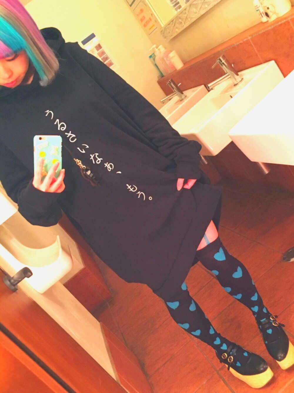 「メンヘラ、ゆめかわいい、ガーターベルト」｜「FUNKY FRUITのアイテム（パーカー、ブラック系）」を使った、おさとうさん（レディース・144cm）の冬コーディネートの1枚目の写真