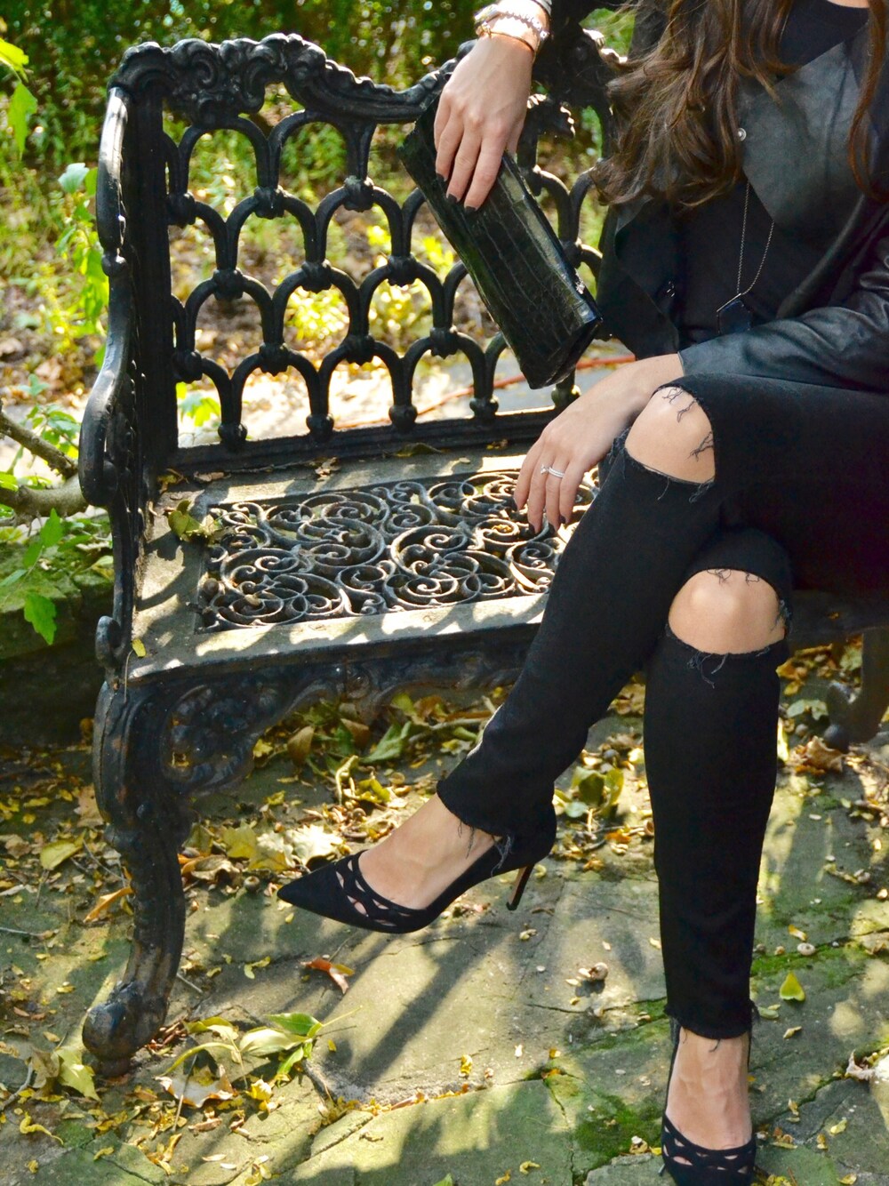 「fridaynight_teenvogue、rippedjeans、framedenim、PRADA shoes、Clutch Bag、leatherjacket」｜「FRAME DENIMのFRAME DENIM Jeans（デニムパンツ、ブラック系）」を使った、Kimberly Williamsさん（レディース・163cm）の秋コーディネートの1枚目の写真