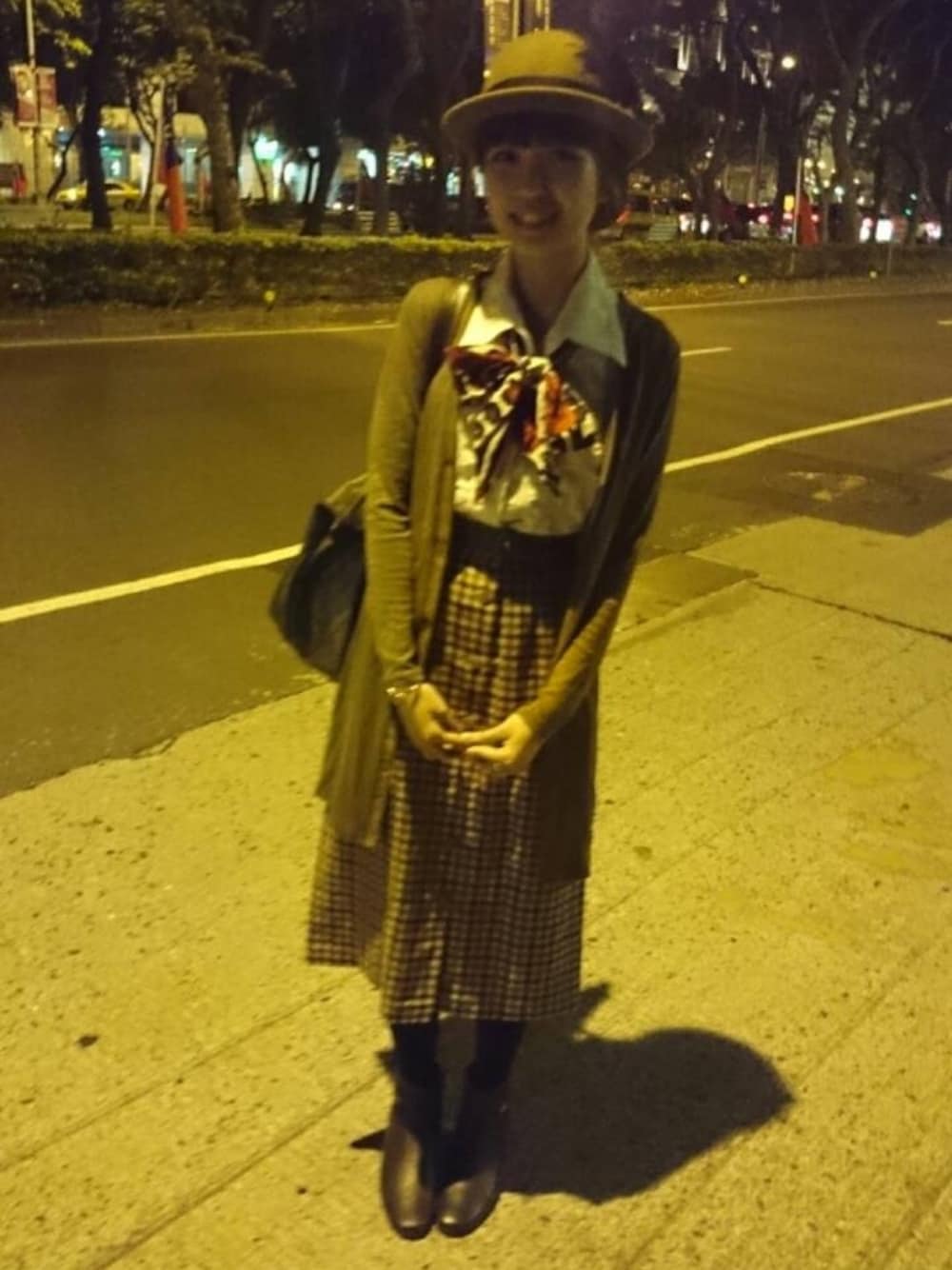 「STYLE、WEAR、Taiwan、old school、TAIPEI、taiwanese」｜「LONGCHAMPのBag（クラッチバッグ、グレー系）」を使った、turturleeさん（レディース・160cm）の秋コーディネートの1枚目の写真