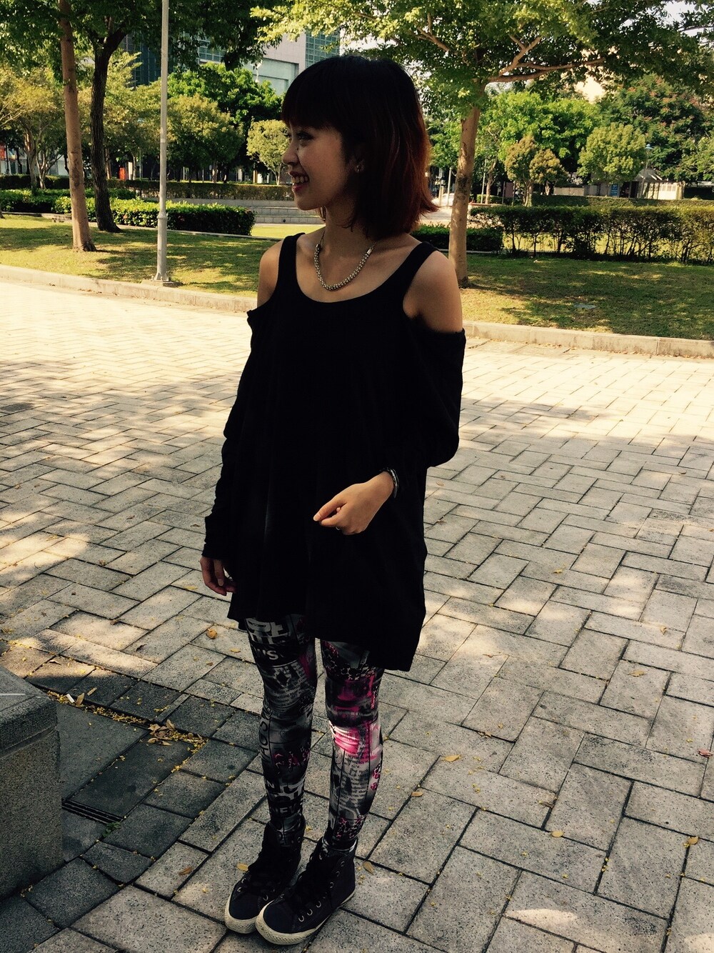 「Taiwan、TAIPEI、101、台灣、信義區、converse、leggings、shoes、necklace」｜「CONVERSEのアイテム（その他シューズ、パープル系）」を使った、turturleeさん（レディース・160cm）の秋コーディネートの1枚目の写真