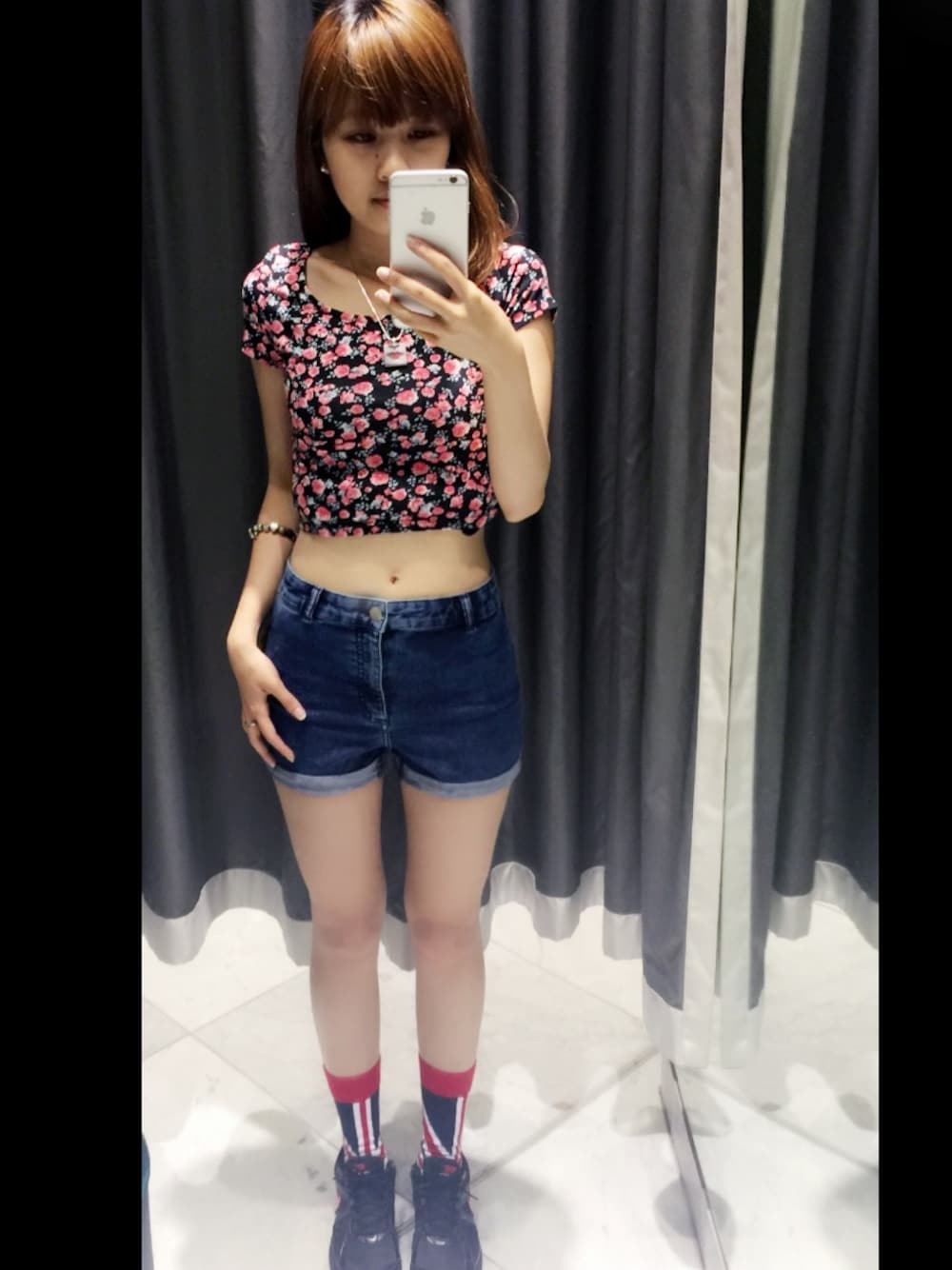 「H&M、street、streetfashion、Australia、Melbourne、taiwanese、Taiwan、summer、spring、fashion」｜「H&Mのアイテム（シャツ/ブラウス、レッド系）」を使った、turturleeさん（レディース・160cm）の冬コーディネートの1枚目の写真