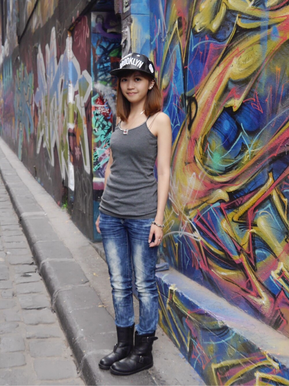 「H&M、Melbourne、street、streetfashion、HIPHOP、taiwanese、Australia、jeans、black、blue」｜「H&Mのアイテム（ブーツ、ブラック系）」を使った、turturleeさん（レディース・160cm）の春コーディネートの1枚目の写真