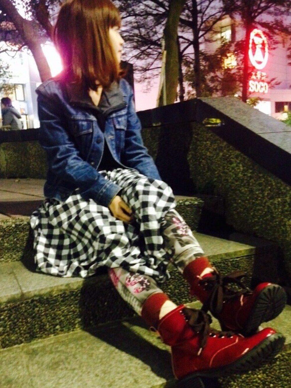 「Taiwan、TAIPEI、sassy、street、streetfashion、shoes、black、white、skirt、jacket 」｜「COCUEのアイテム（ブーツ、レッド系）」を使った、turturleeさん（レディース・160cm）の春コーディネートの1枚目の写真