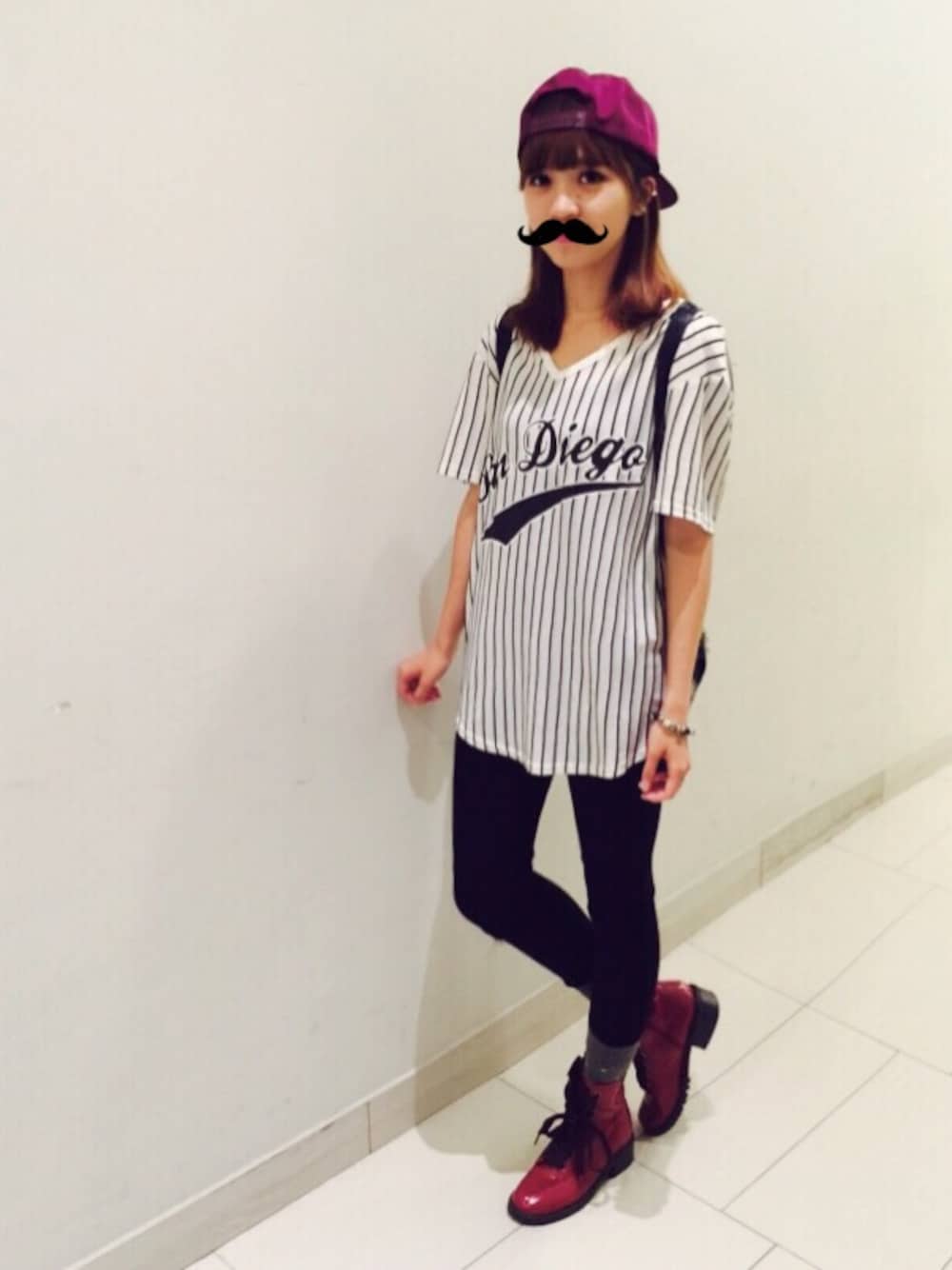 「Taiwan、TAIPEI、streetfashion、street、HIPHOP、sporty、red、white、black」｜「COCUEのアイテム（ブーツ、レッド系）」を使った、turturleeさん（レディース・160cm）の春コーディネートの1枚目の写真
