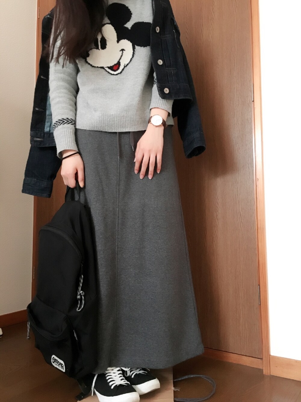 「ジージャン、UNIQLO、ミッキーセーター、ダニエルウェリントン」｜「UNIQLOのアイテム（スカート、グレー系）」を使った、おまめさん（レディース・158cm）の秋コーディネートの1枚目の写真
